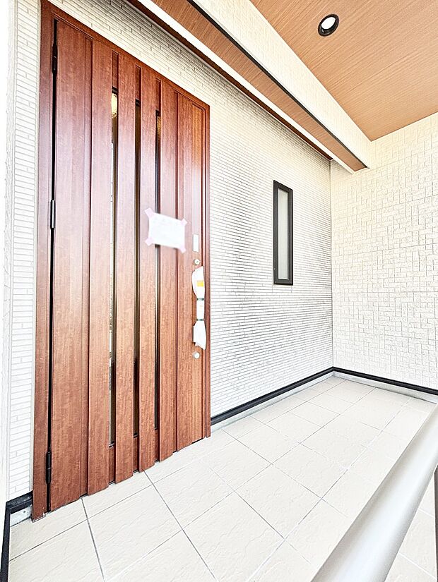 【玄関】シンプルで落ち着いた雰囲気の玄関周り