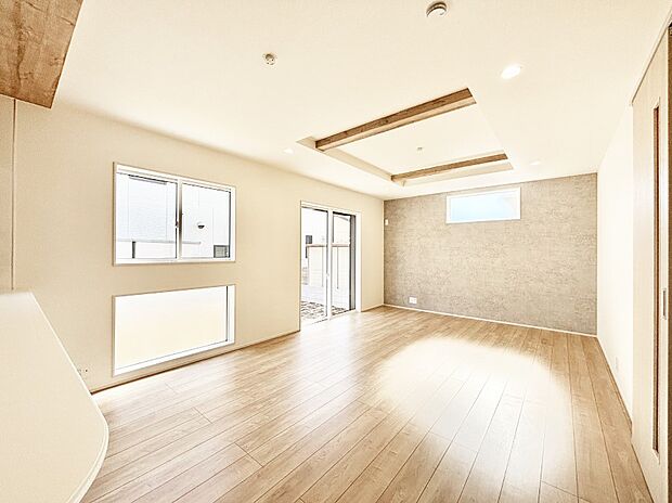 【リビングダイニング】明るい陽光が注ぎ、寛ぎの雰囲気に満たされるリビング・ダイニング。