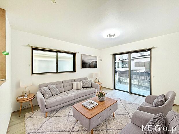 【リビング】大きな窓からたっぷりの陽光と風を感じられるリビング　※家具はCGです  