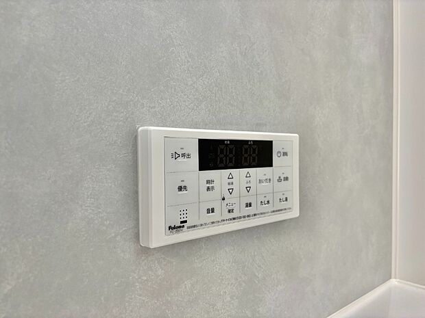 【その他設備(浴室給湯器パネル)】スイッチ1つで一定量の湯を浴槽に張ったり、保温や追い焚きが可能！