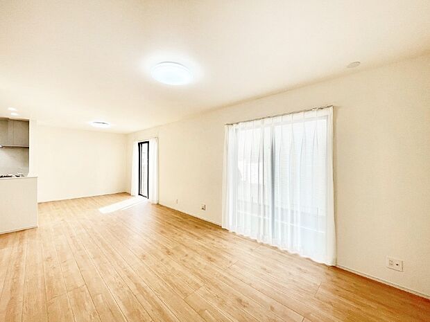 【ダイニング】大きな窓からたっぷりの陽光と風を感じられるリビング 