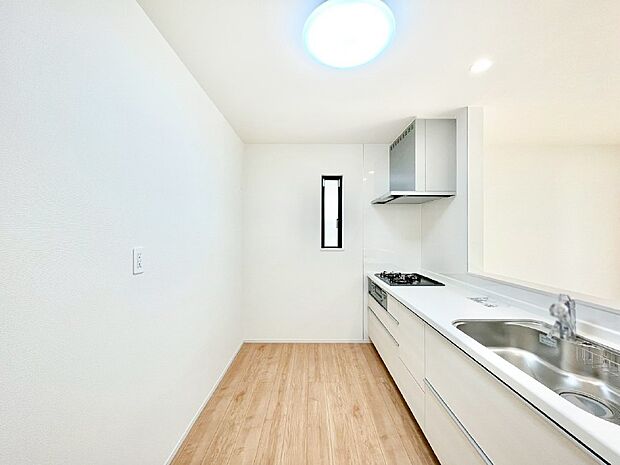 【キッチン】爽やかな風が通り抜けるキッチン。窓があるので明るく換気にも役立ちます。