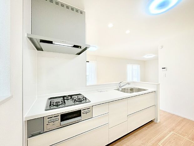 【ダイニングキッチン】カウンター越しに楽しいおしゃべり。いつものお料理がもっと美味しくなりそうですね。