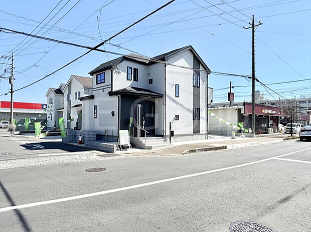 【前面道路含む現地写真】角地なので日当たりも良く、お家が堂々として見えます。