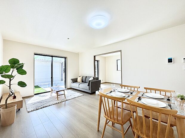 【リビングダイニング】明るい陽光が注ぎ、寛ぎの雰囲気に満たされるリビング・ダイニング。