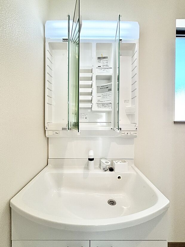 【その他設備(三面鏡裏収納)】三面鏡の裏に、化粧品や衛生用品などを収納可能。洗面台をすっきりと保ちます!