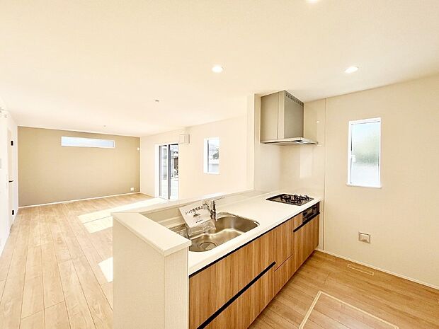 【ダイニングキッチン】料理をしながらご家族との会話を楽しめる対面カウンターキッチン