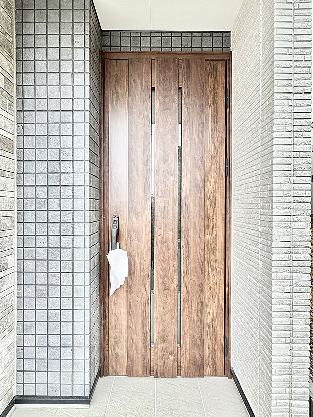 【玄関】大切な家族、来客を出迎える玄関。