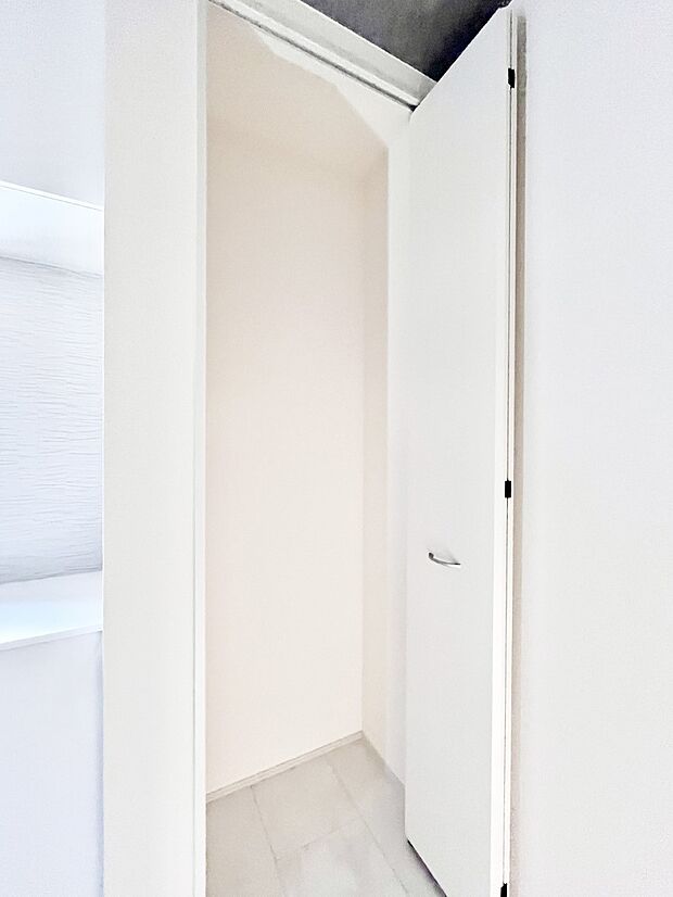 【その他設備(収納)】掃除用具や生活雑貨の保管に便利な廊下収納  