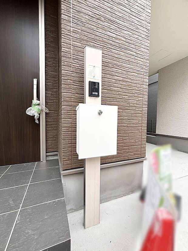 【その他現地】表札・インターホン・ポストをひとつに集約。エントランスになじむシンプルデザイン。