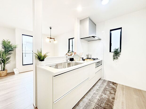 【ダイニングキッチン】ご家族の会話弾む対面キッチン。お料理中のパパママもご家族と過ごす時間が増えそう！