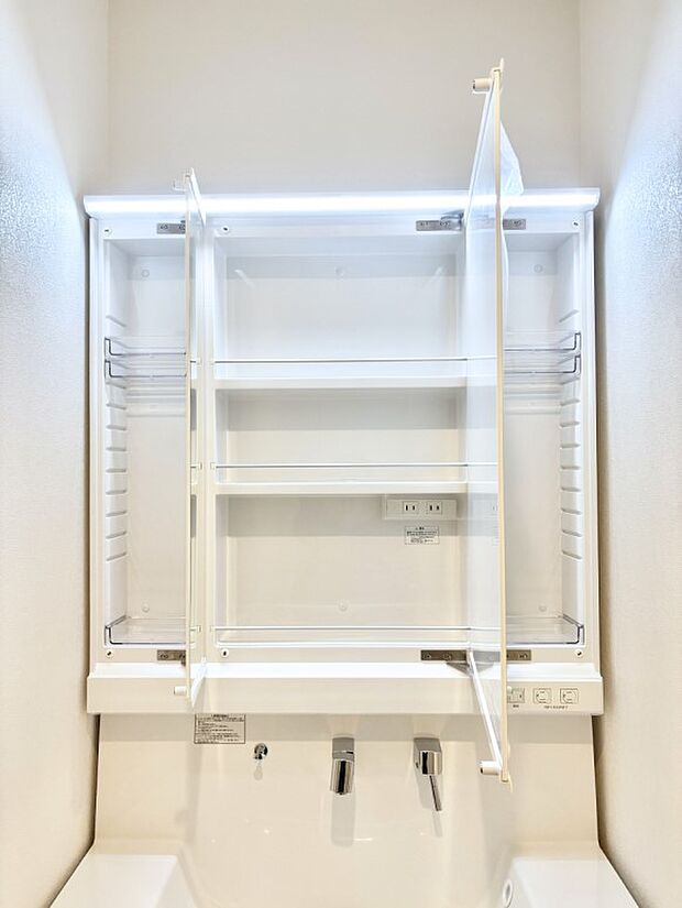 【その他設備(三面鏡裏収納)】三面鏡の裏に、化粧品や衛生用品などを収納可能。洗面台をすっきりと保ちます！
