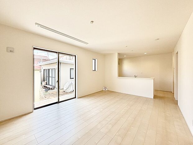 【リビングダイニング】明るい陽光が注ぎ、寛ぎの雰囲気に満たされるリビング・ダイニング。 