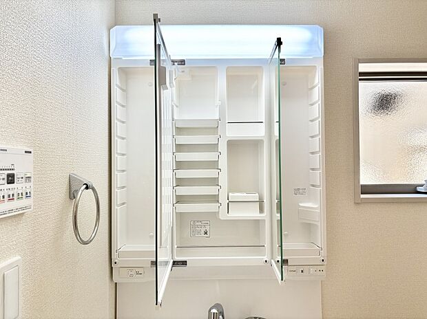 【その他設備(三面鏡裏収納)】三面鏡の裏に、化粧品や衛生用品などを収納可能。洗面台をすっきりと保ちます！