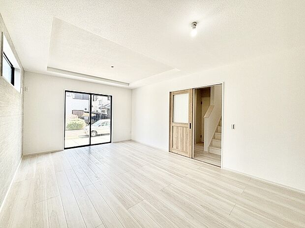 【リビングダイニング】明るい陽光が注ぎ、寛ぎの雰囲気に満たされるリビング・ダイニング。