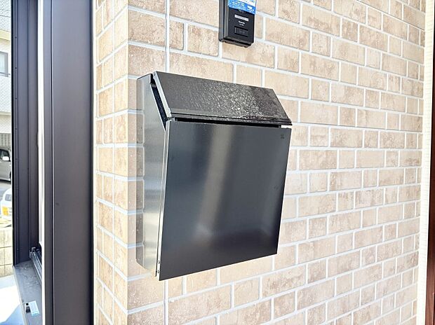 【その他現地】シンプルデザインのポスト。