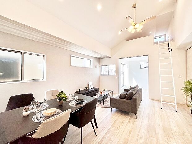 【リビングダイニング】ロフト付きで日当たりもよく、広々としたＬＤＫ