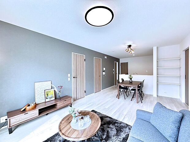 【リビングダイニング】明るい陽光が注ぎ、寛ぎの雰囲気に満たされるリビング・ダイニング。 