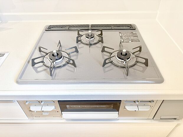 【その他設備(三ツ口コンロ)】三口ガスコンロでお料理が一気にはかどりそう。  