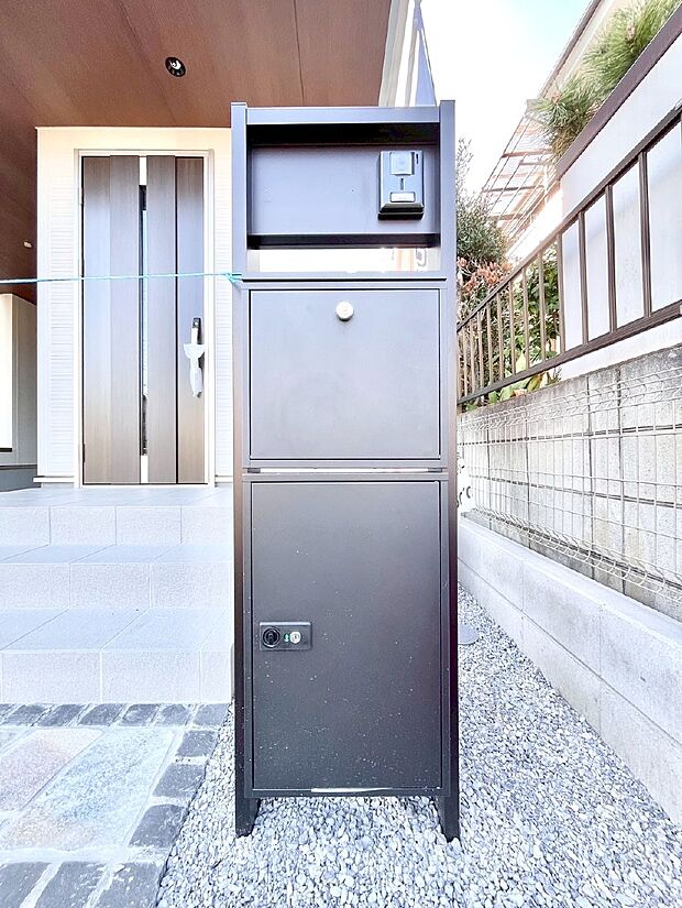 【その他現地】シンプルデザインのポスト。