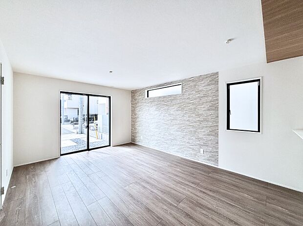 【ダイニング】大きな窓からたっぷりの陽光と風を感じられるリビング  