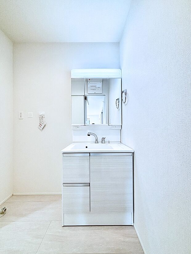 【洗面台・洗面所】大きく見やすい三面鏡で清潔感ある洗面台は、身だしなみチェックや肌のお手入れにおすすめです。