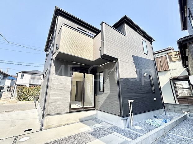 【現地外観写真】上質感あふれる外観デザイン。魅力の住まいを実現。