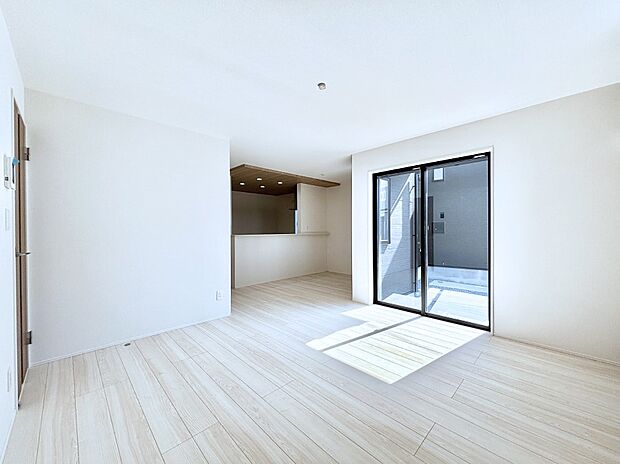 【ダイニング】食事スペースとくつろぎスペースを使い分けしやすいプランニング。