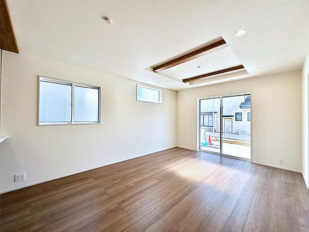 【リビングダイニング】お洒落で開放感のある折り上げ天井を採用したリビングダイニング