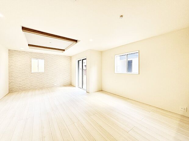 【リビングダイニング】大きな窓からたっぷりの陽光と風を感じられるリビング