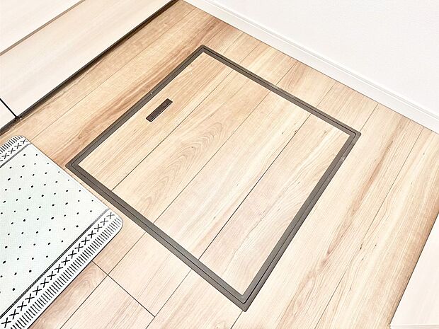 【その他設備(床下収納)】床下収納付き！日用品・非常用品の収納にも大活躍。