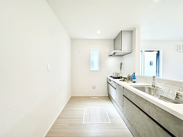 【キッチン】爽やかな風が通り抜けるキッチン。窓があるので明るく換気にも役立ちます。