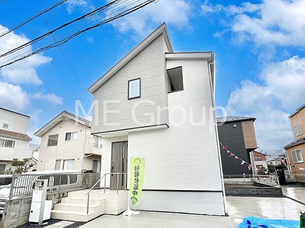 【現地外観写真】暮らしやすさと居心地の良さにこだわったシンプルで飽きのこないデザイン !