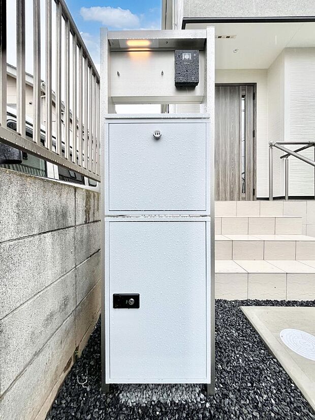 【その他現地】表札・インターホン・ポスト・宅配BOXをひとつに集約。エントランスになじむシンプルデザイン。