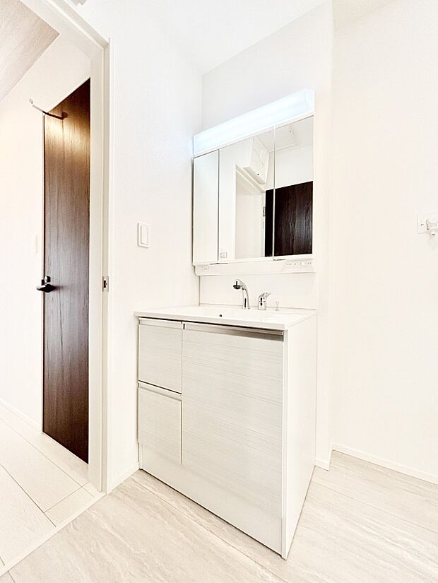 【洗面台・洗面所】三面鏡キャビネット・シャワー付き洗面化粧台で忙しい朝の身支度もスムーズに！