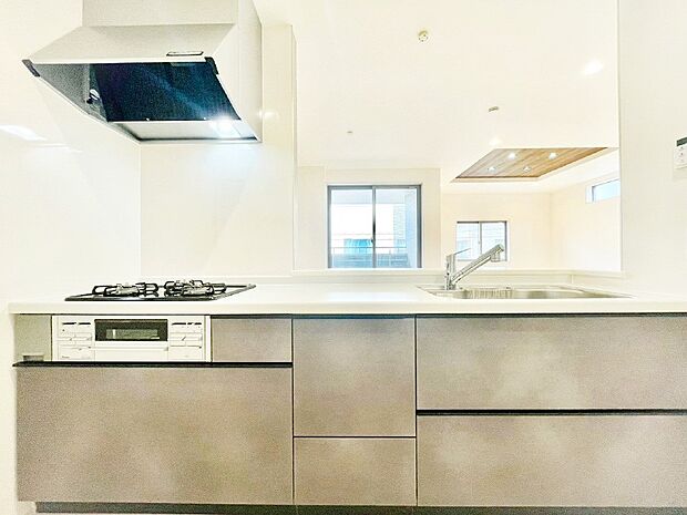 【キッチン】システムキッチンはシンプルでスッキリした飽きの来ないデザインなので永く使えそう！