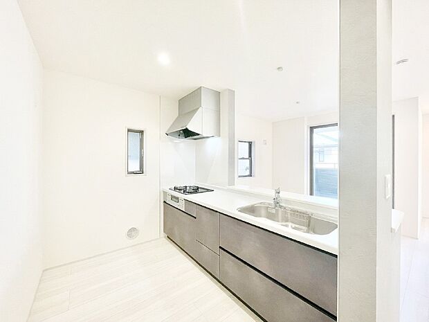 【ダイニングキッチン】ご家族の会話弾む対面キッチン。お料理中のパパママもご家族と過ごす時間が増えそう！