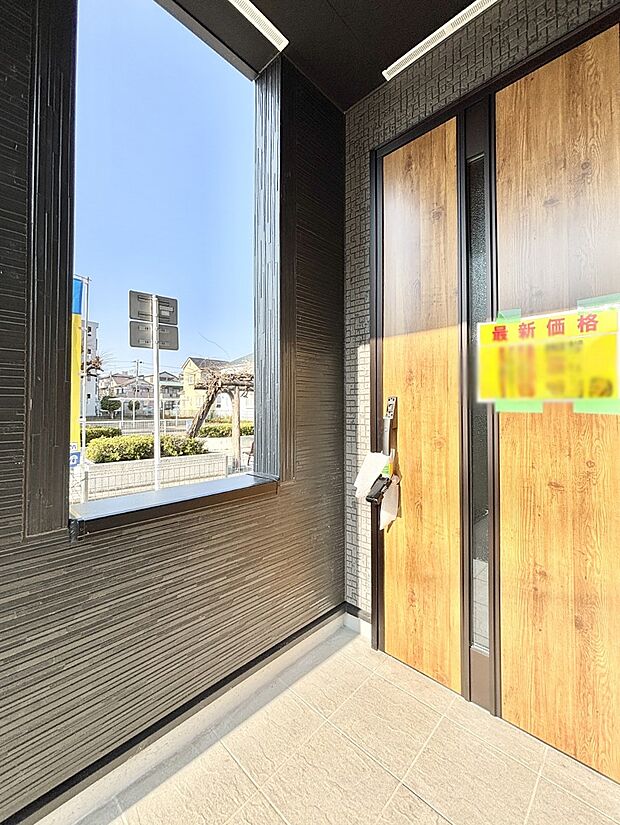 【玄関】大切な家族、来客を出迎える玄関。