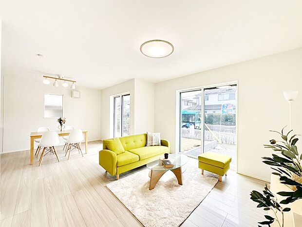 【リビング】開放感ある広々リビングは明るい陽光が入り込む憩いの空間です！