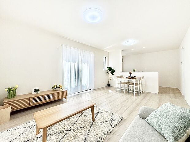 【リビングダイニング】家族団らんの時間も増えそうなくつろぎのリビングダイニング。   