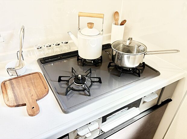 【その他設備(三ツ口コンロ)】三口ガスコンロでお料理が一気にはかどりそう。  