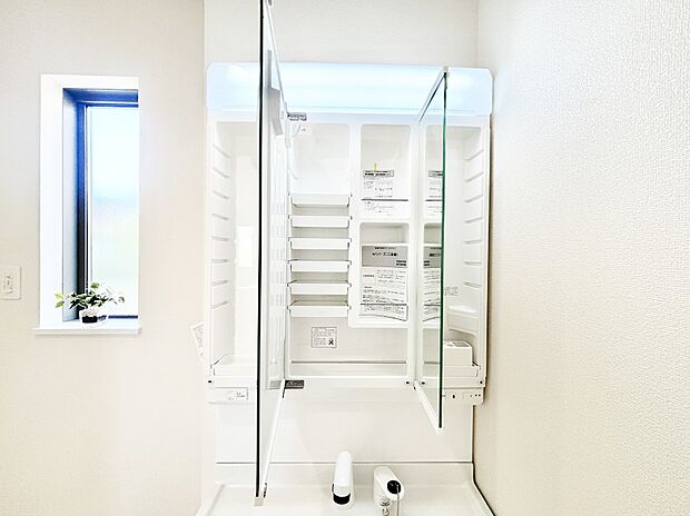 【その他設備(三面鏡裏収納)】三面鏡の裏に、化粧品や衛生用品などを収納可能。洗面台をすっきりと保ちます！