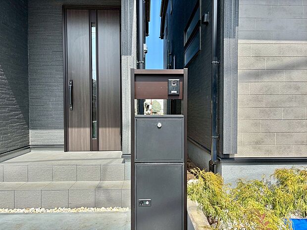 【その他現地】表札・インターホン・ポスト・宅配BOXをひとつに集約。エントランスになじむシンプルデザイン。