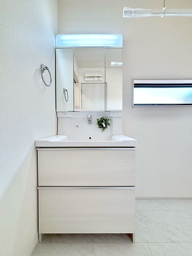 【洗面台・洗面所】大きく見やすい三面鏡で清潔感ある洗面台は、身だしなみチェックや肌のお手入れにおすすめです。