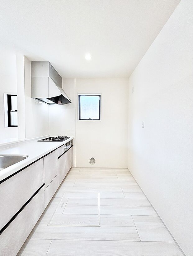 【ダイニングキッチン】爽やかな風が通り抜けるキッチン。窓があるので明るく換気にも役立ちます。