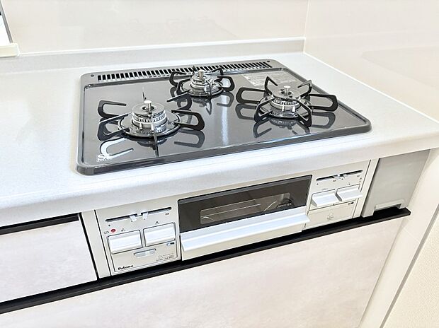 【その他設備(Ｓｉセンサーコンロ)】ガスコンロはＳｉセンサー搭載。火力調節や焦げ付き・消し忘れも防いでくれます。