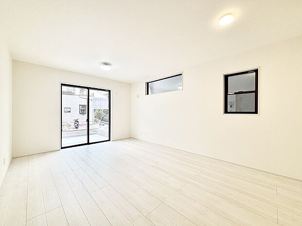 【リビングダイニング】大きな窓からたっぷりの陽光と風を感じられるリビング