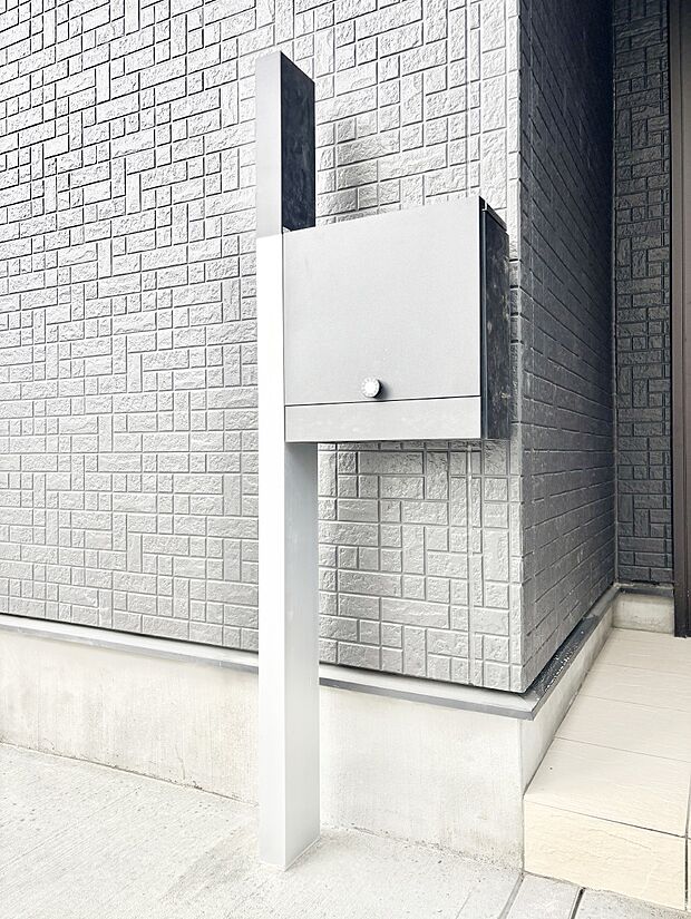【その他現地】シンプルなデザインのポスト