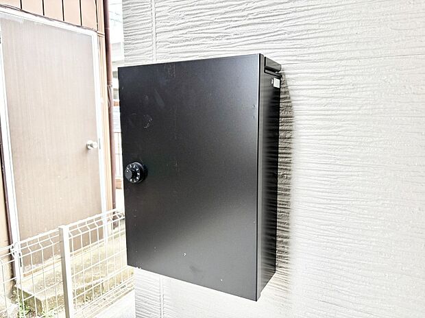 【その他現地】シンプルデザインのポスト。