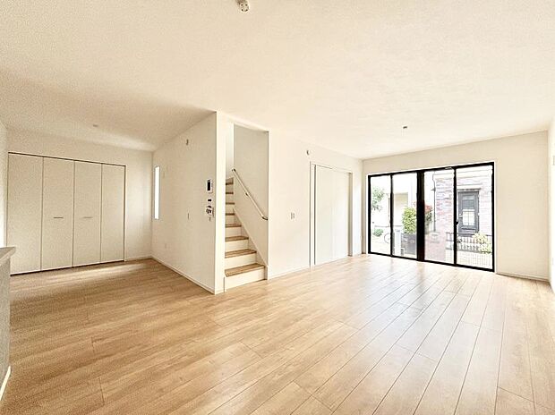 【ダイニング】大きな窓からたっぷりの陽光と風を感じられるリビング